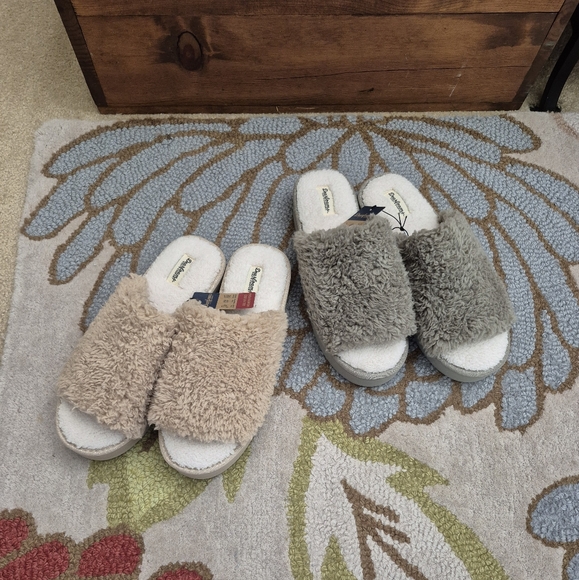 NEW Lot Of 2 Dearfoams Womens Slippers in Latte Tan and Green Size 11-12 XL - Picture 1 of 11